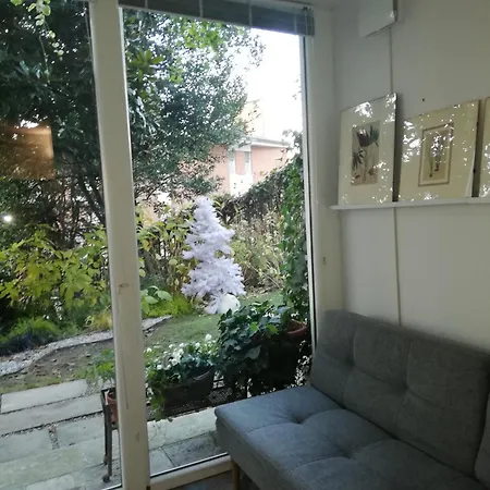 Nel Centro Di Un'oasi Verde アパート